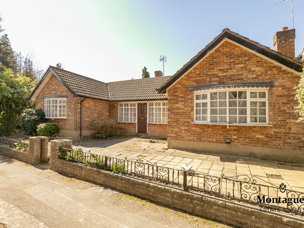 3 bed bungalow for sale in The Plain, Epping CM16, £725,000