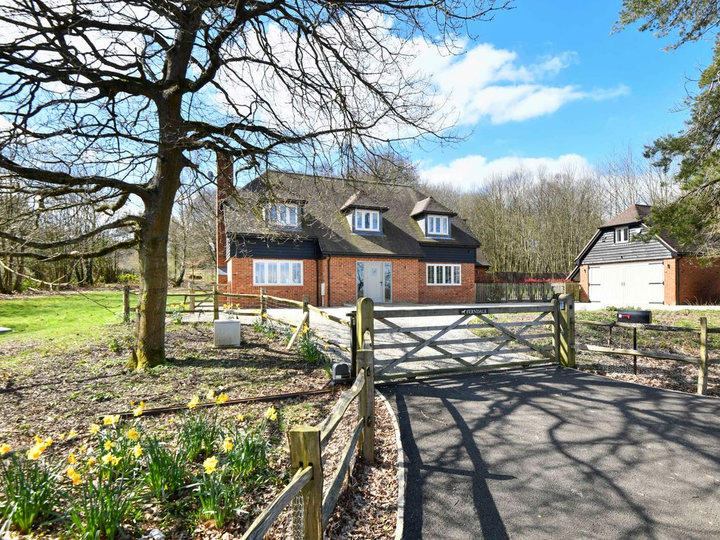3 bed country house for sale in Chapel Woods, Charing TN27, £850,000