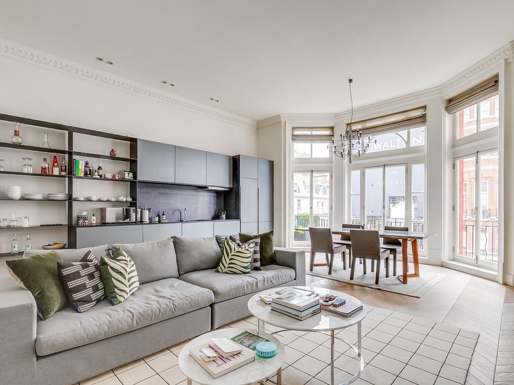 2 bed flat for sale in Pont Street, London SW1X, £2,695,000