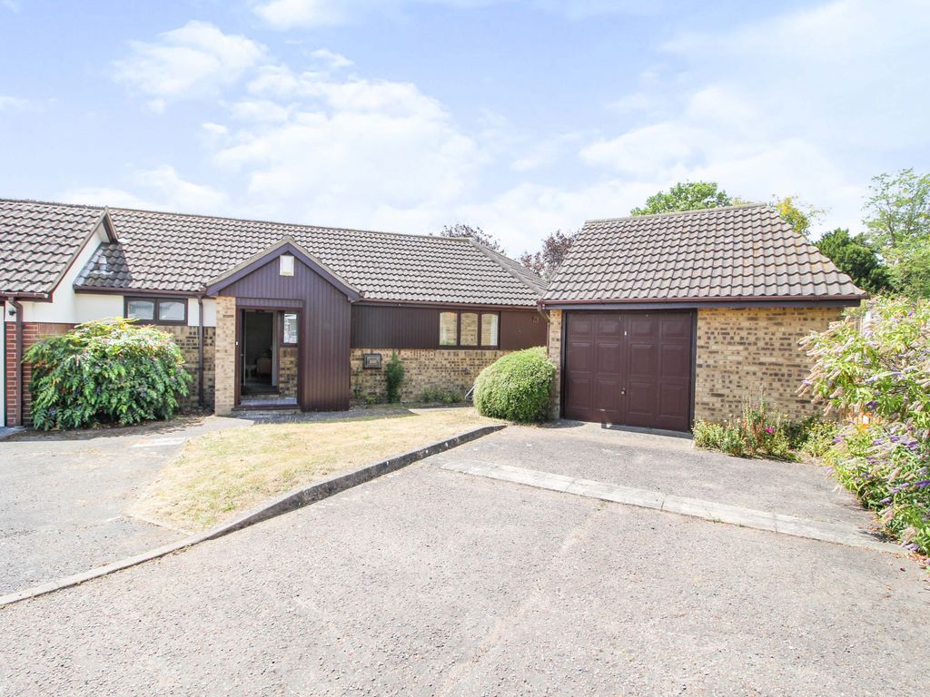 2 bed semi-detached bungalow for sale in Pilgrims Close, Southend-On-Sea SS2, £385,000