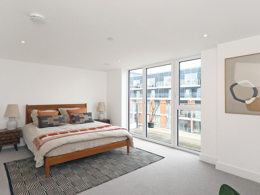 2 bed flat for sale in Hoopers Mews, Acton W3, £645,000