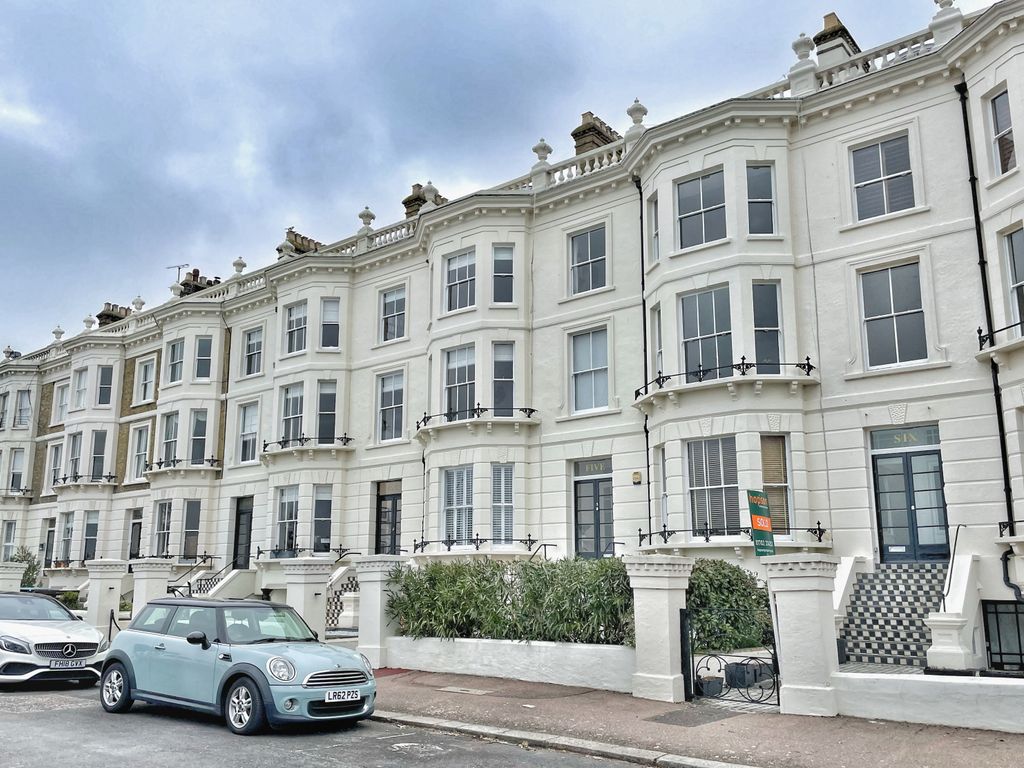 2 bed flat for sale in Clifton Terrace, Southend-On-Sea SS1, £350,000