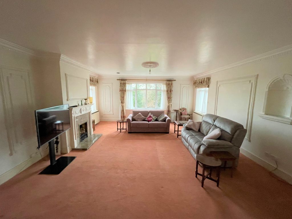 2 bed flat for sale in Spring Lane, Burwash TN19, £300,000
