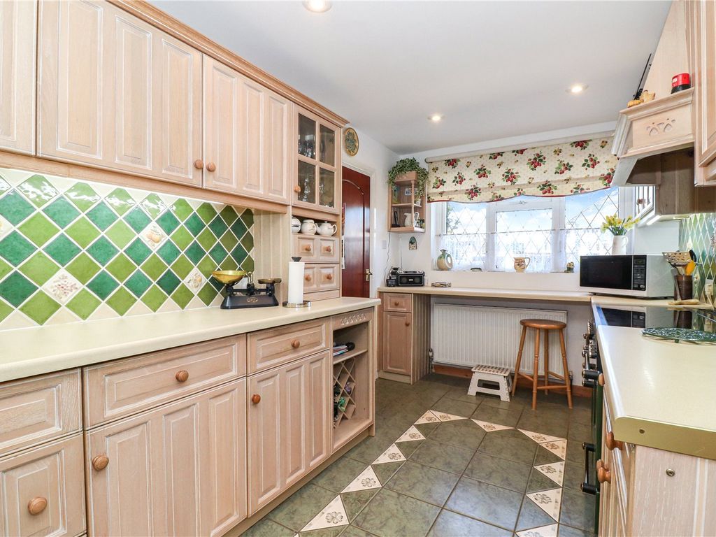3 bed detached house for sale in Langley Lane, Abbots Langley WD5, £580,000