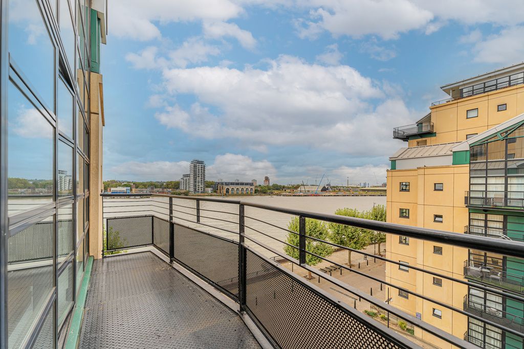 1 bed flat for sale in Burrells Wharf Square, London E14, £425,000