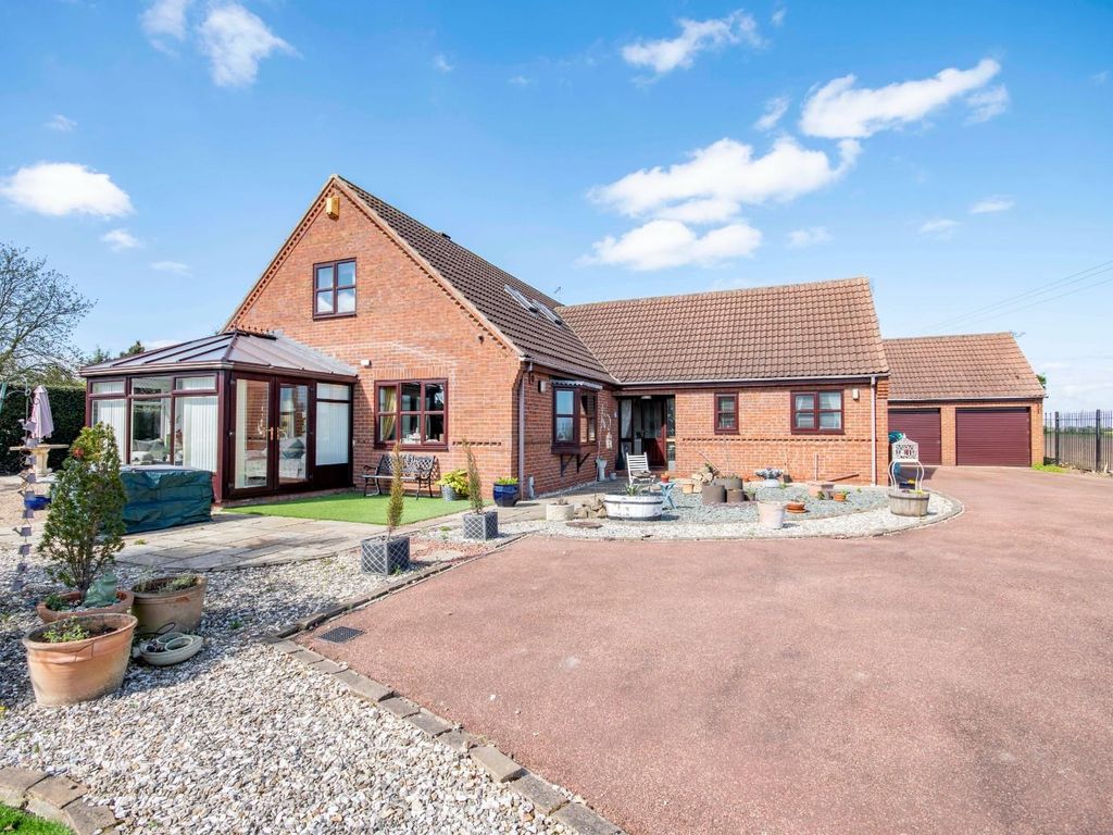 5 bed property for sale in Slay Pit Close, Hatfield Woodhouse, Doncaster DN7, £650,000