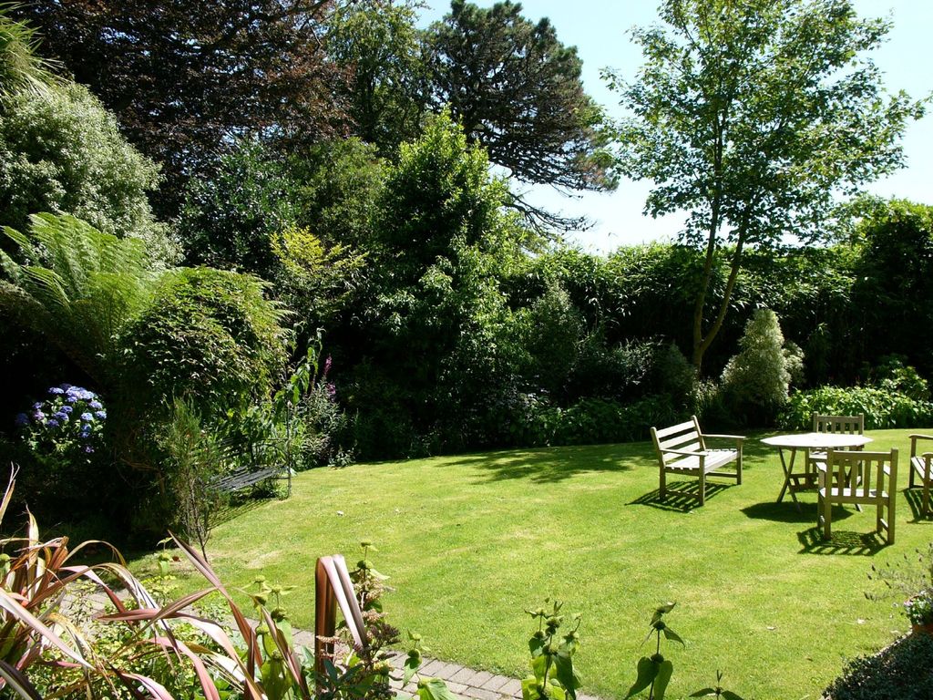 2 bed flat for sale in Sea View Road, Falmouth TR11, £435,000