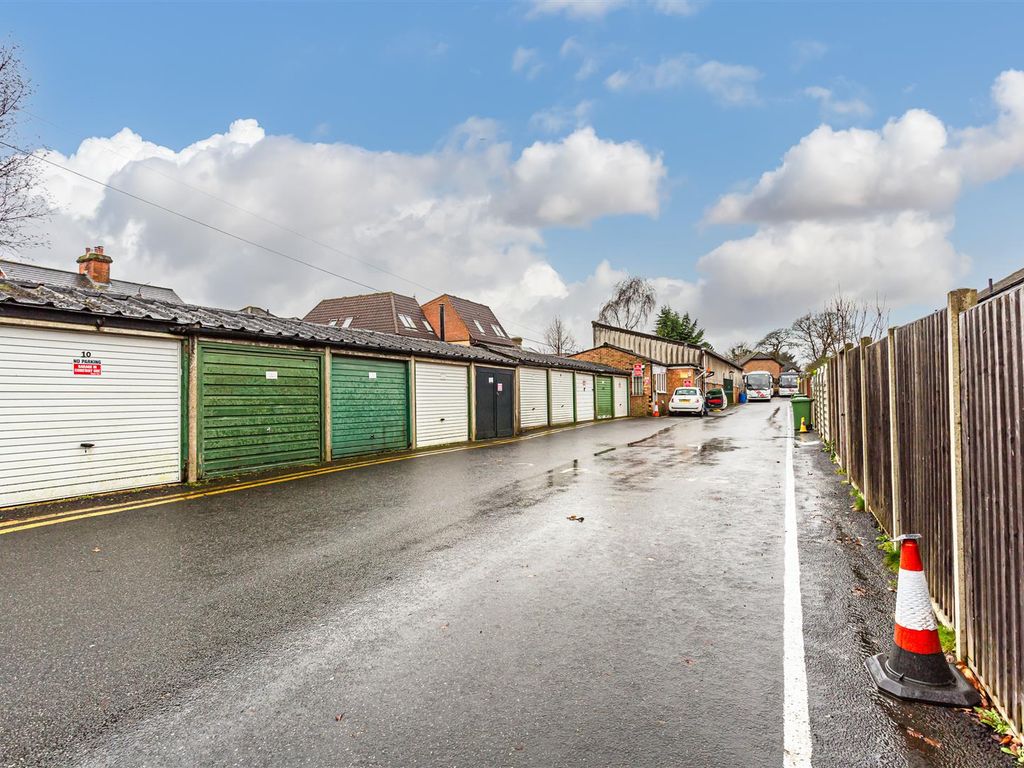 2 bed maisonette for sale in Garratts Lane, Banstead SM7, £385,000