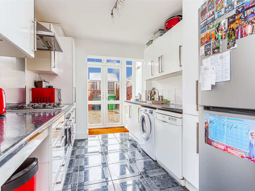 2 bed maisonette for sale in Garratts Lane, Banstead SM7, £385,000