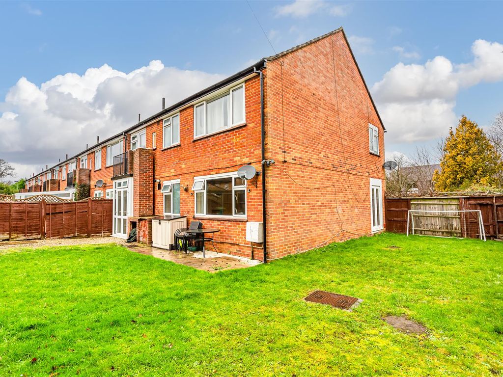 2 bed maisonette for sale in Garratts Lane, Banstead SM7, £385,000