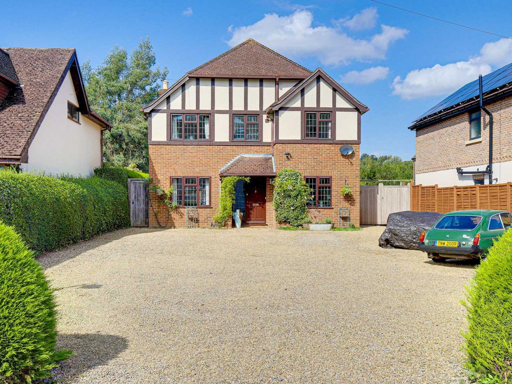 4 bed detached house for sale in Woods Road, Caversham RG4, £875,000