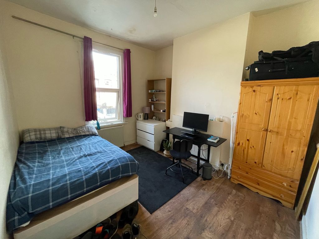 Room to rent in Stroud Green Road, London N4, £825 pcm