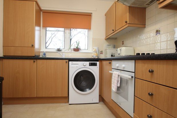 2 bed flat to rent in Cragganmore, Alloa FK10, £750 pcm