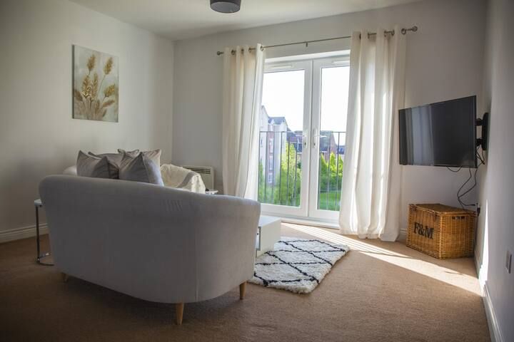 2 bed flat to rent in Hamlet Way, Stratford-Upon-Avon CV37, £3,150 pcm