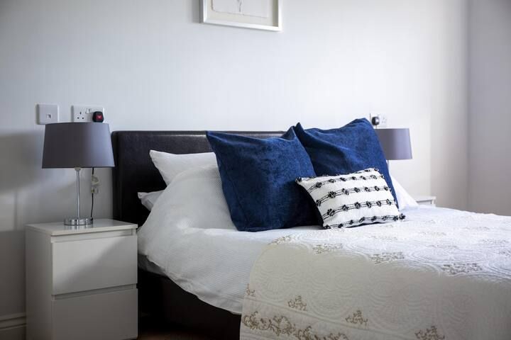 2 bed flat to rent in Hamlet Way, Stratford-Upon-Avon CV37, £3,150 pcm