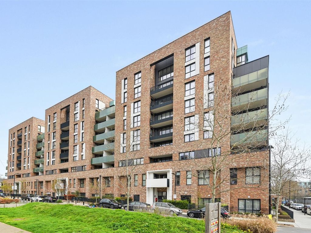 1 bed flat for sale in Hanbury Road, London W3, £380,000