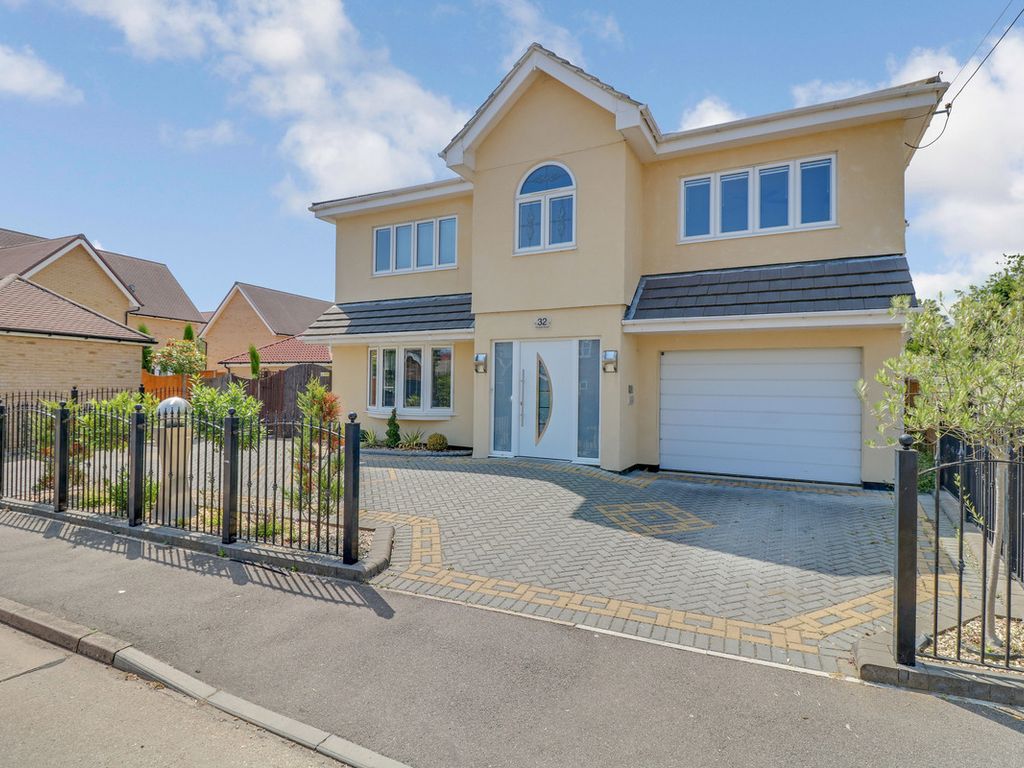5 bed detached house for sale in Thorpe Road, Hockley SS5, £900,000
