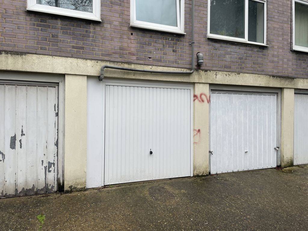 Parking/garage to rent in Colney Hatch Lane, Muswell Hill N10, £175 pcm
