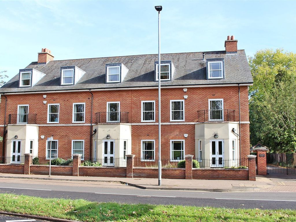 2 bed flat for sale in Holywell Hill, St.Albans AL1, £515,000