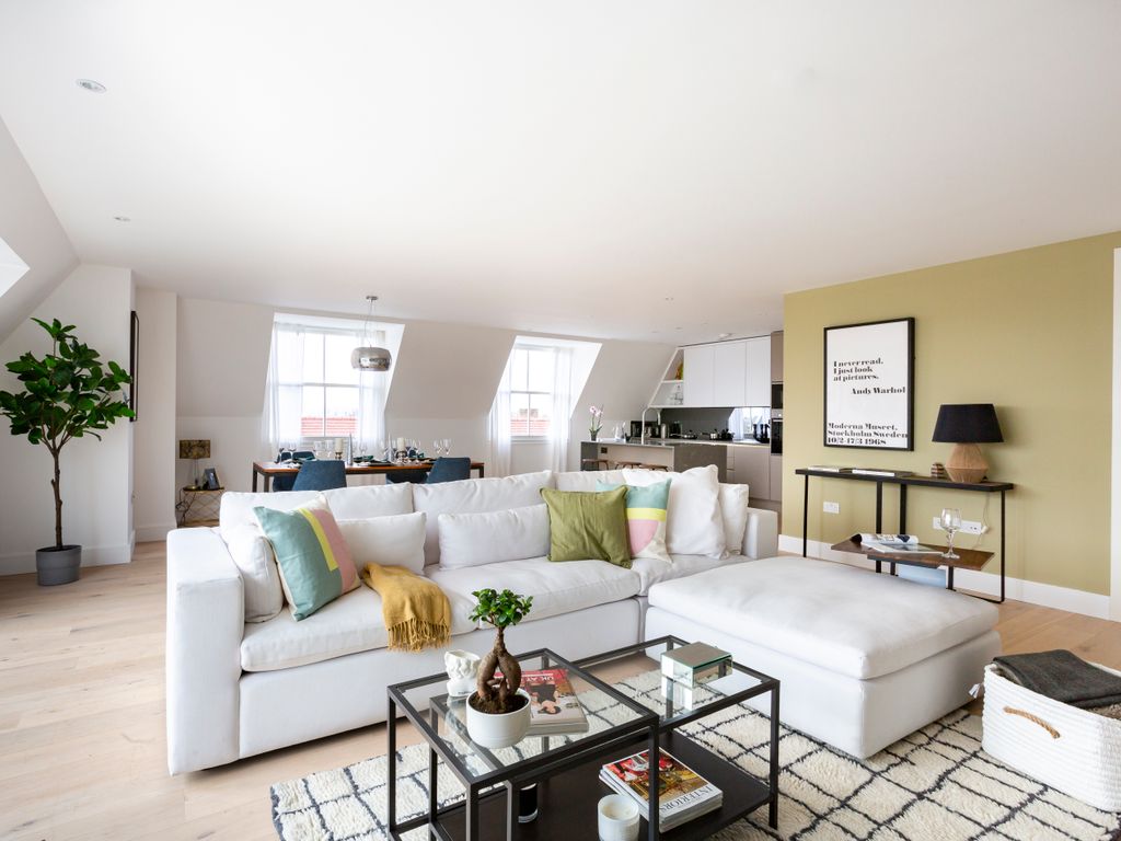 2 bed flat for sale in High Road, London N20, £895,000