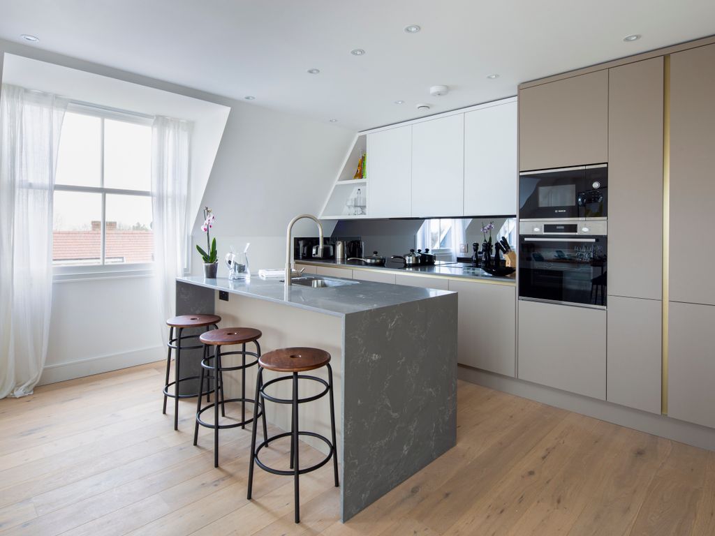 1 bed flat for sale in High Road, London N20, £795,000