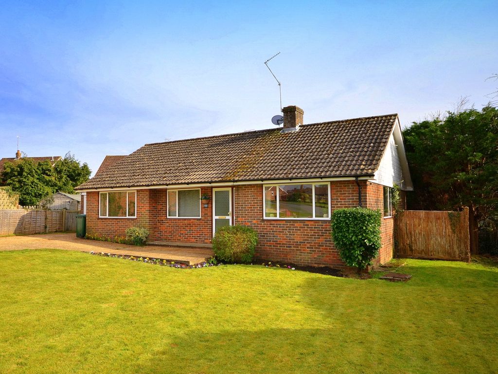 3 bed bungalow for sale in Pond Close, Loxwood RH14, £475,000