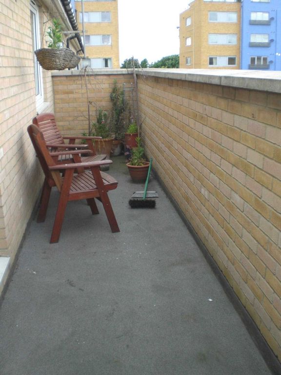 1 bed flat for sale in Miles Drive, Thamesmead West SE28, £199,995