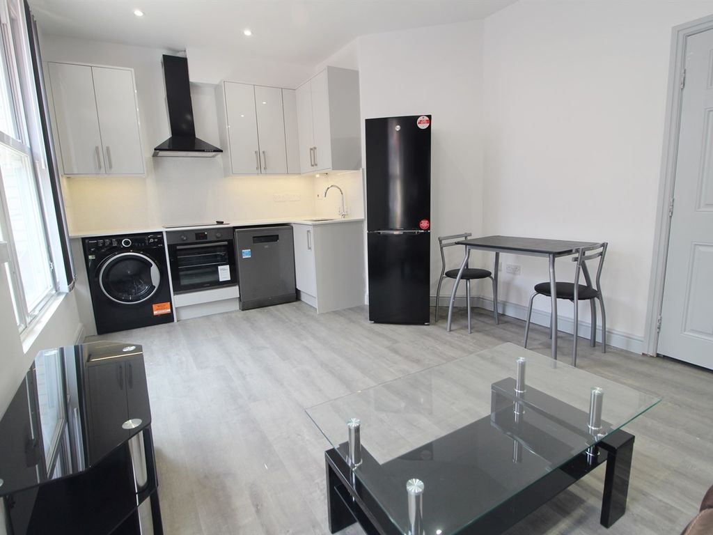 1 bed flat to rent in Cross Street, Reading RG1, £1,200 pcm