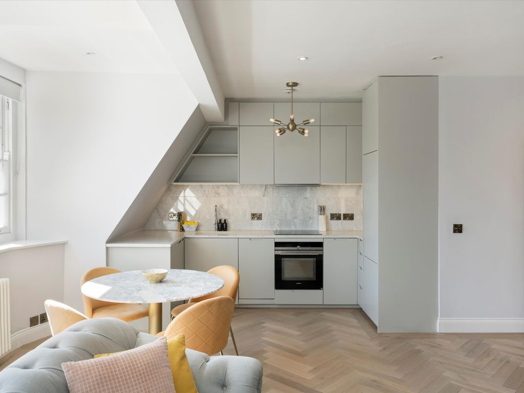 2 bed flat for sale in Pont Street, Knightsbridge SW1X, £1,595,000