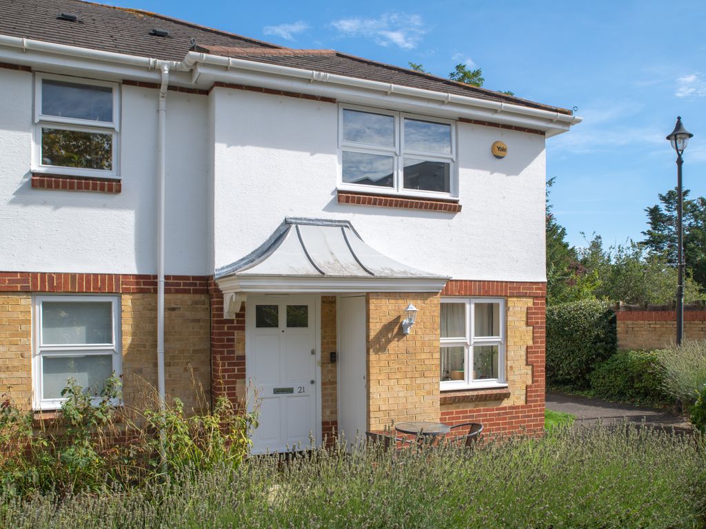 2 bed flat for sale in Rosebank Close, Teddington TW11, £435,000