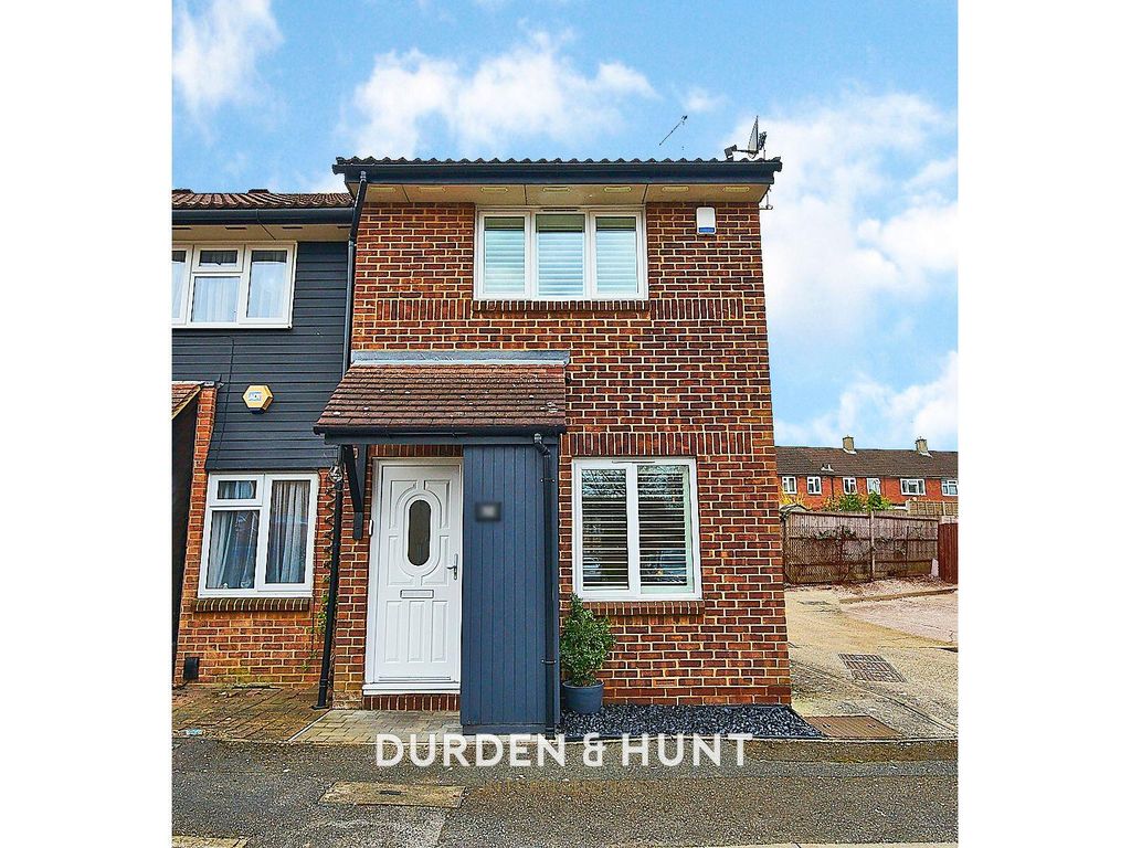 3 bed end terrace house for sale in Hereward Green, Loughton IG10, £500,000