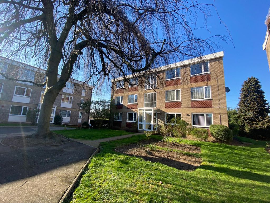 2 bed flat to rent in Langton Close, Addlestone KT15, £1,395 pcm