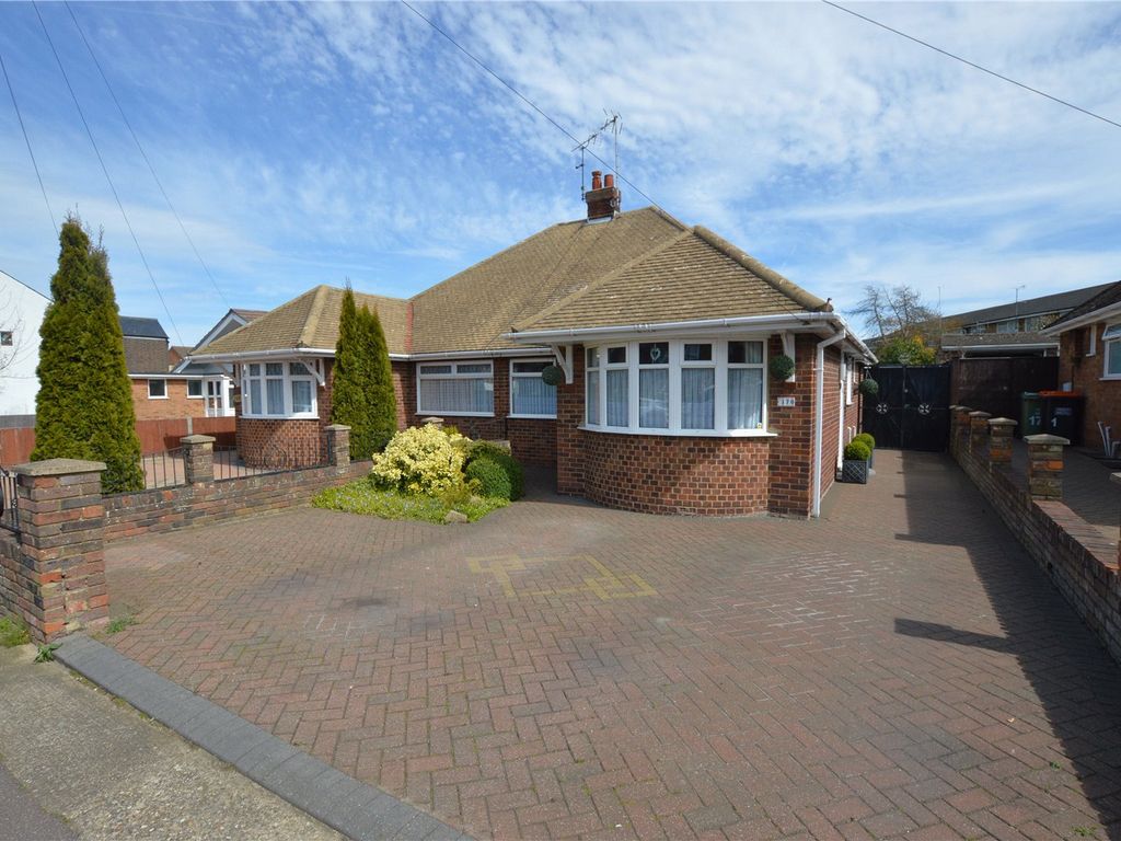 2 bed bungalow for sale in Chiltern Road, Dunstable, Bedfordshire LU6, £375,000