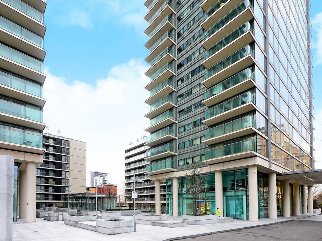 1 bed flat for sale in Landmark West Tower, 22 Marsh Wall, London E14, £450,000