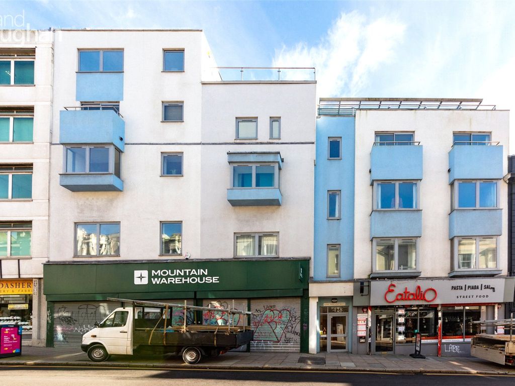 2 bed flat for sale in Queens Road, Brighton BN1, £325,000