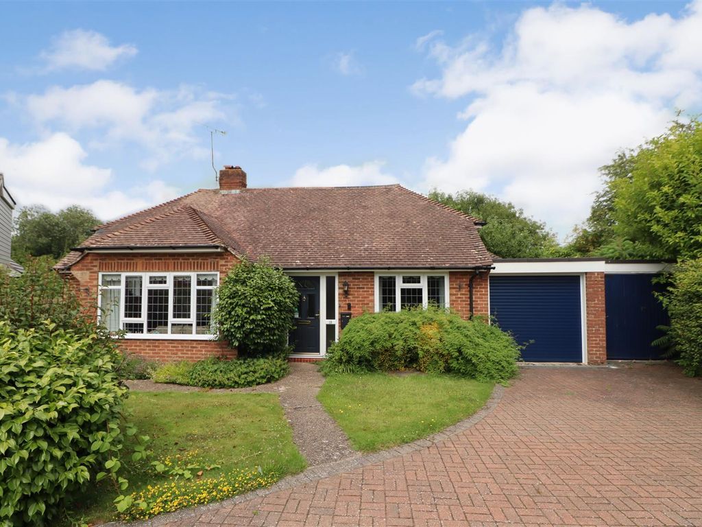 3 bed detached bungalow for sale in Fay Road, Horsham RH12, £590,000
