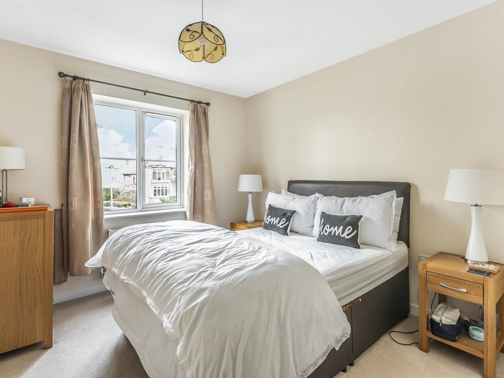2 bed flat to rent in Stretton Court, Wey Road, Weybridge KT13, £1,700 pcm