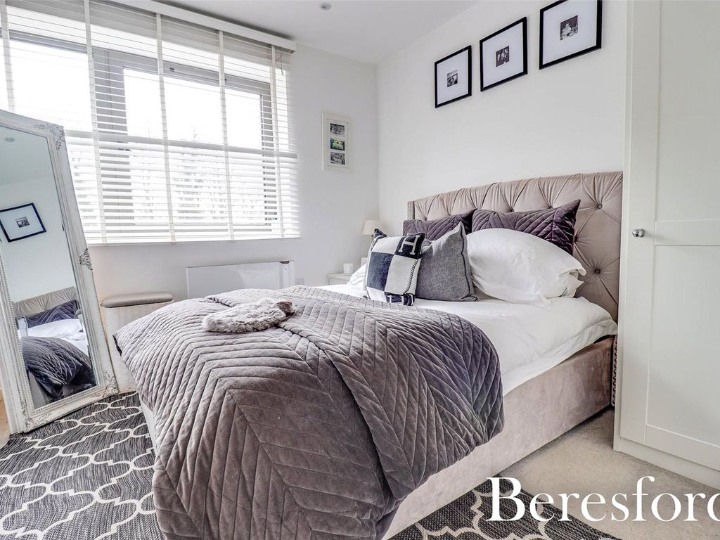 1 bed flat for sale in Hubert Road, Brentwood CM14, £215,000