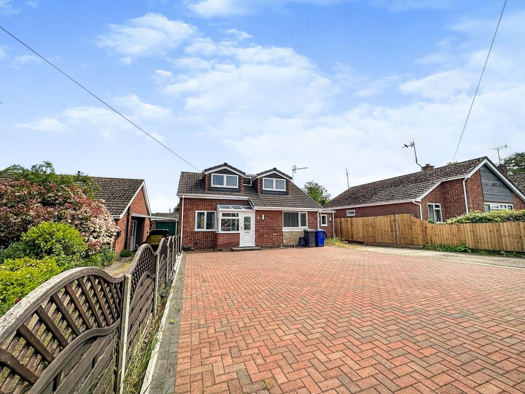 4 bed detached bungalow for sale in Heather Way, Brandon IP27, £475,000
