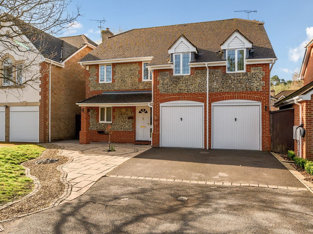 5 bed detached house to rent in Ridgewood Drive, Camberley GU16, £2,750 pcm