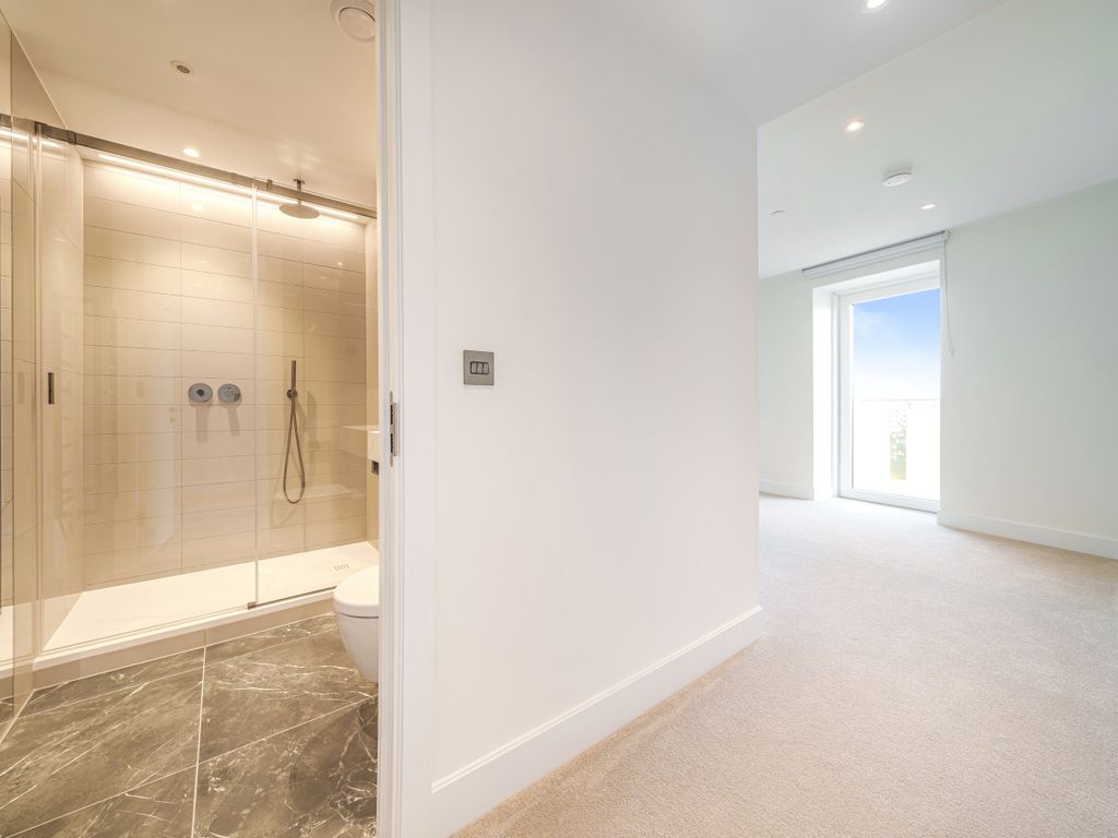 2 bed flat for sale in Cascade Way, White City W12, £1,486,000