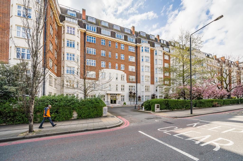 3 bed flat for sale in Wellington Court, St Johns Wood NW8, £2,000,000