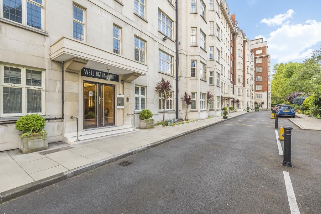 3 bed flat for sale in Wellington Court, St Johns Wood NW8, £2,000,000