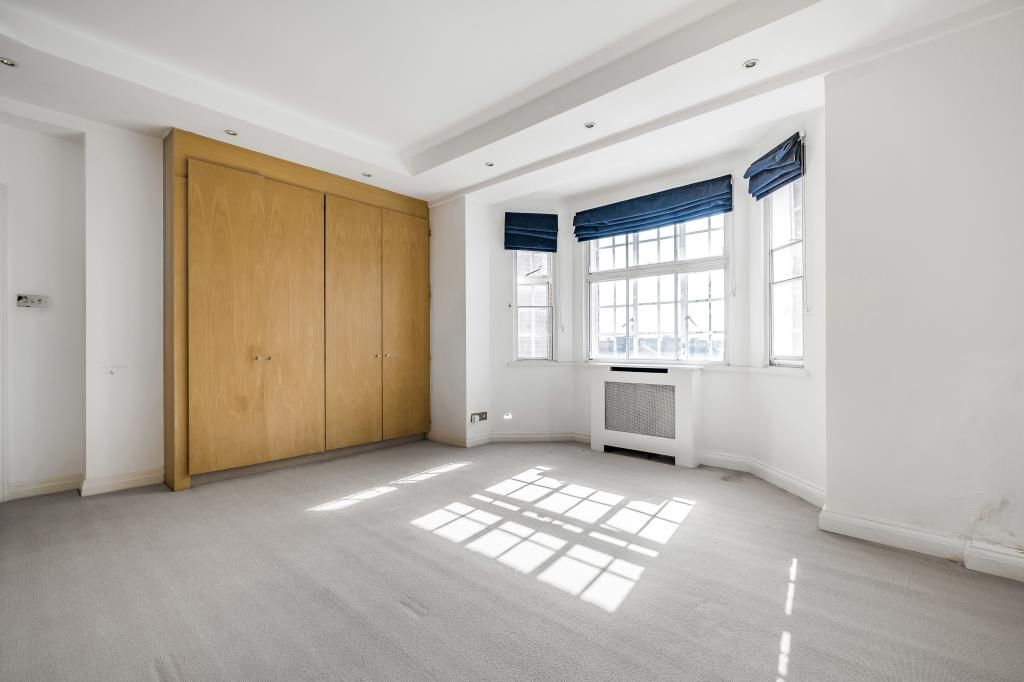 3 bed flat for sale in Wellington Court, St Johns Wood NW8, £2,000,000