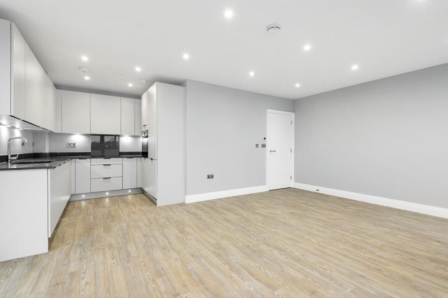2 bed flat to rent in Uxbridge Road, Hatch End, Pinner HA5, £2,000 pcm