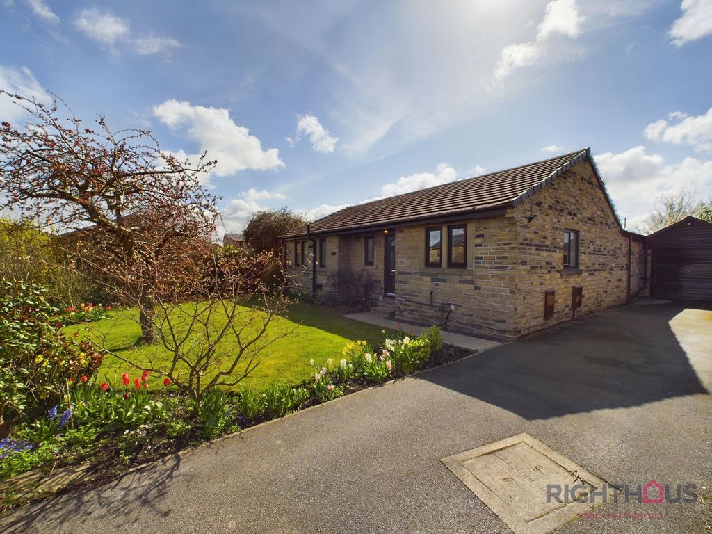 3 bed detached bungalow for sale in Highley Park, Clifton HD6, £425,000