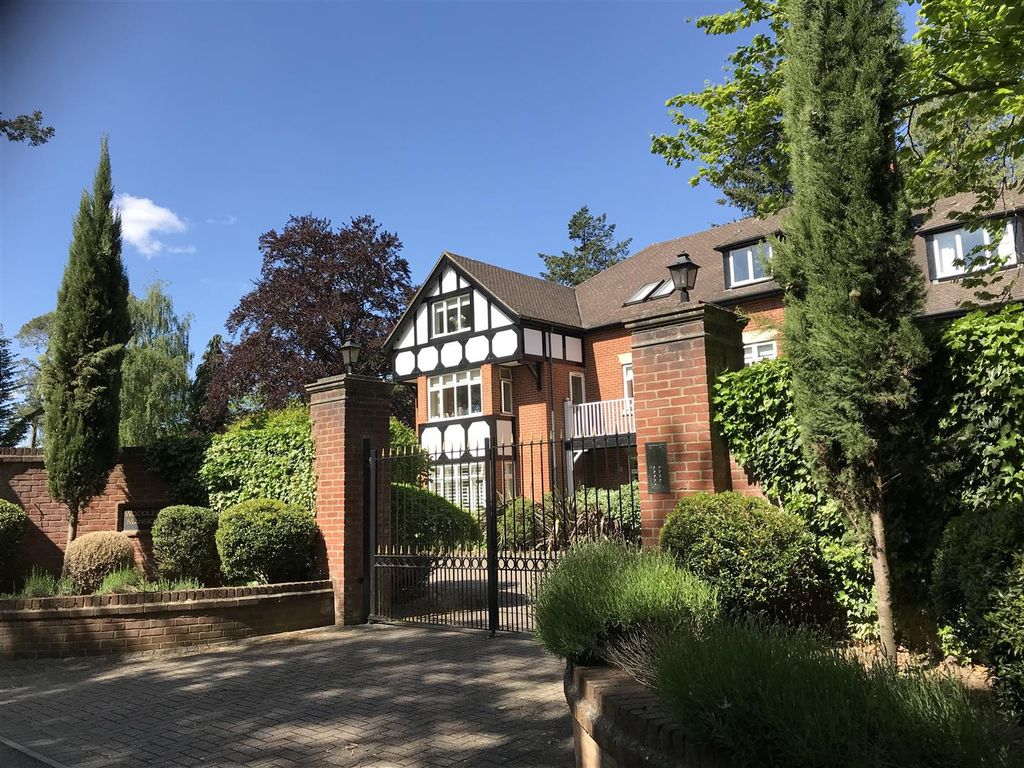 2 bed flat for sale in Woodleigh Mansions Larch Avenue, Sunninghill, Ascot SL5, £699,995