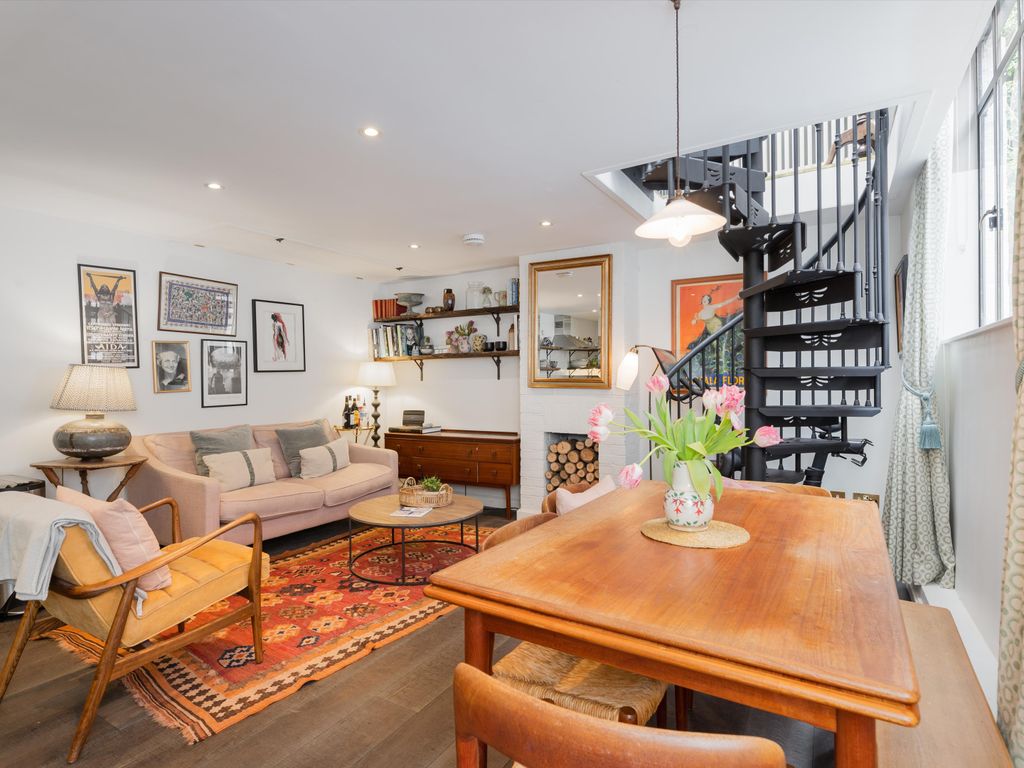 1 bed link-detached house for sale in Fulham Road, London SW6, £725,000