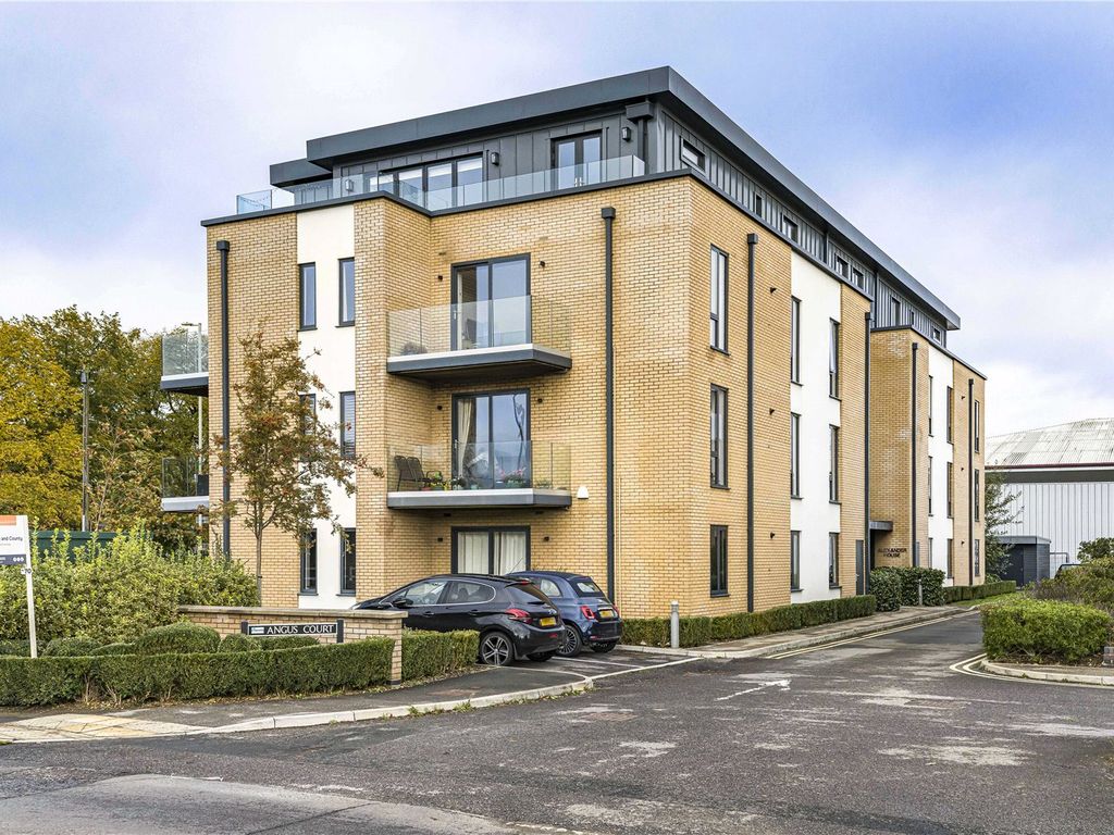 2 bed flat for sale in Alexander House, Angus Court, Thame OX9, £375,000