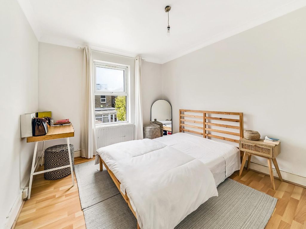 2 bed flat for sale in Warren Road, London E10, £399,000